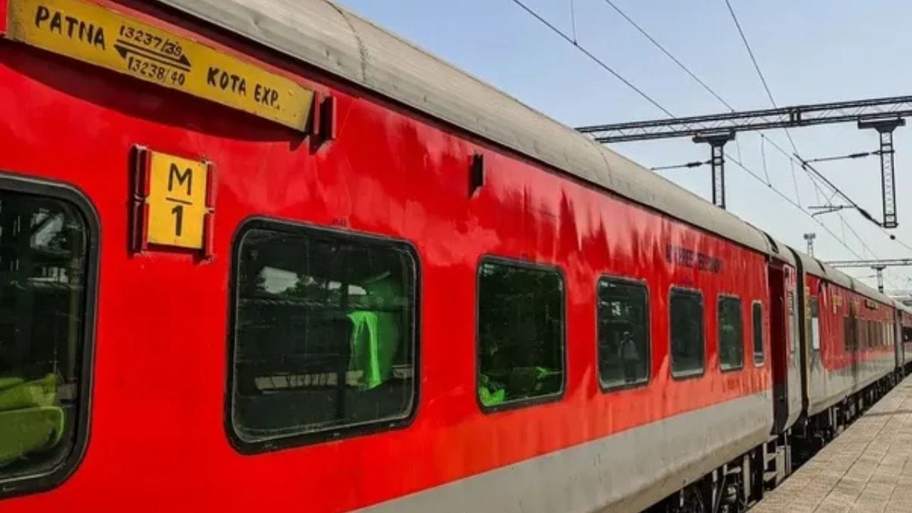 ટ્રેનોમાં M નામનો કોચ પણ હોય છે. આને 3-ટાયર ઇકોનોમી ક્લાસ કહેવામાં આવે છે. તેમાં વધુ બેઠકો હોય છે અને ભાડું 3-ટાયર કરતા થોડું ઓછું હોઈ શકે છે. આ એક હાઇબ્રિડ કોચ પણ છે. આ કિસ્સામાં, ટ્રેન બીજા અને ત્રીજા વર્ગ બંને પ્રકારની સુવિધાઓ પ્રદાન કરે છે. દરેક ટ્રેનમાં આ કોચ માટે અલગ અલગ કમ્પાર્ટમેન્ટ હોય છે.