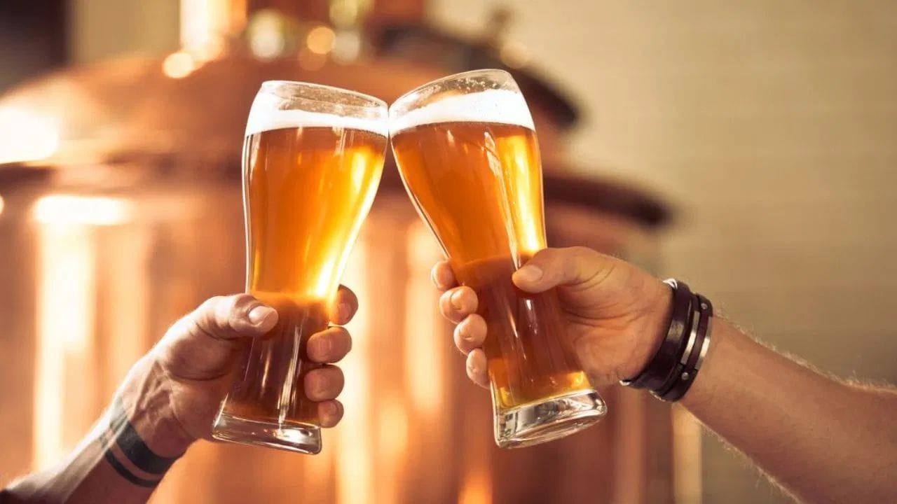 સૂતા પહેલા બીયર પીવાથી ઊંઘની ગુણવત્તા બગડી શકે છે, વારંવાર પેશાબ થવાને કારણે ઊંઘમાં ખલેલ પહોંચી શકે છે અને બીજા દિવસે હેંગઓવર પણ થઈ શકે છે. રાતના સમયે મર્યાદિત માત્રા અને હળવા ભોજન સાથે બીયર પીવું વધુ સારું રહે છે.