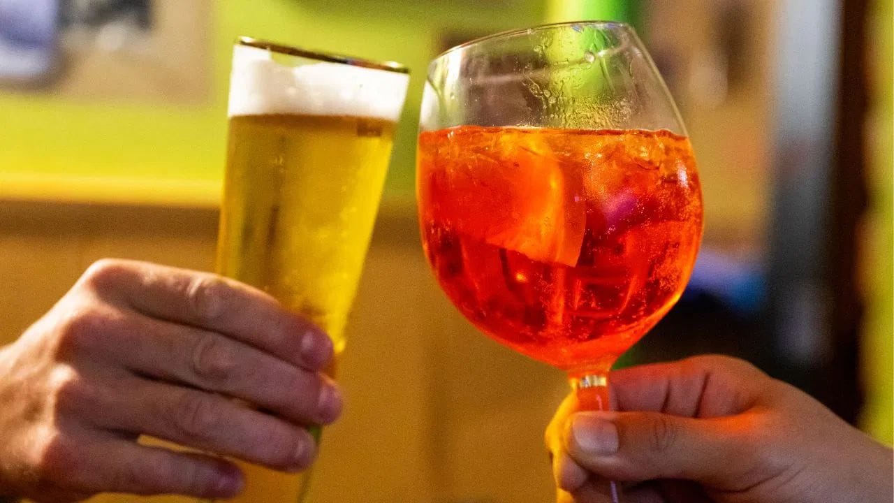 સવારે બીયર પીવી એ યોગ્ય માનવામાં આવતી નથી. સવારે શરીર ડિટૉક્સ મોડમાં હોય છે અને પાચન પ્રક્રિયા ખાલી પેટથી શરૂ થાય છે. આવા સમયે દારૂ શરીરમાં ઝડપથી શોષાઈ જાય છે, જેના કારણે નશો વધારે થઈ શકે છે.