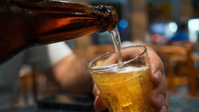 આજકાલ કેટલાક લોકો કામના દબાણ કે થાકને દૂર કરવા માટે 'બીયર' પીવે છે. હવે બીયર પીવાથી થાક દૂર થાય છે અને ઉર્જાનો અનુભવ થાય છે પરંતુ સવાલ એ છે કે, બીયર પીવાનો શ્રેષ્ઠ સમય કયો છે? સવારનો કે રાતનો?