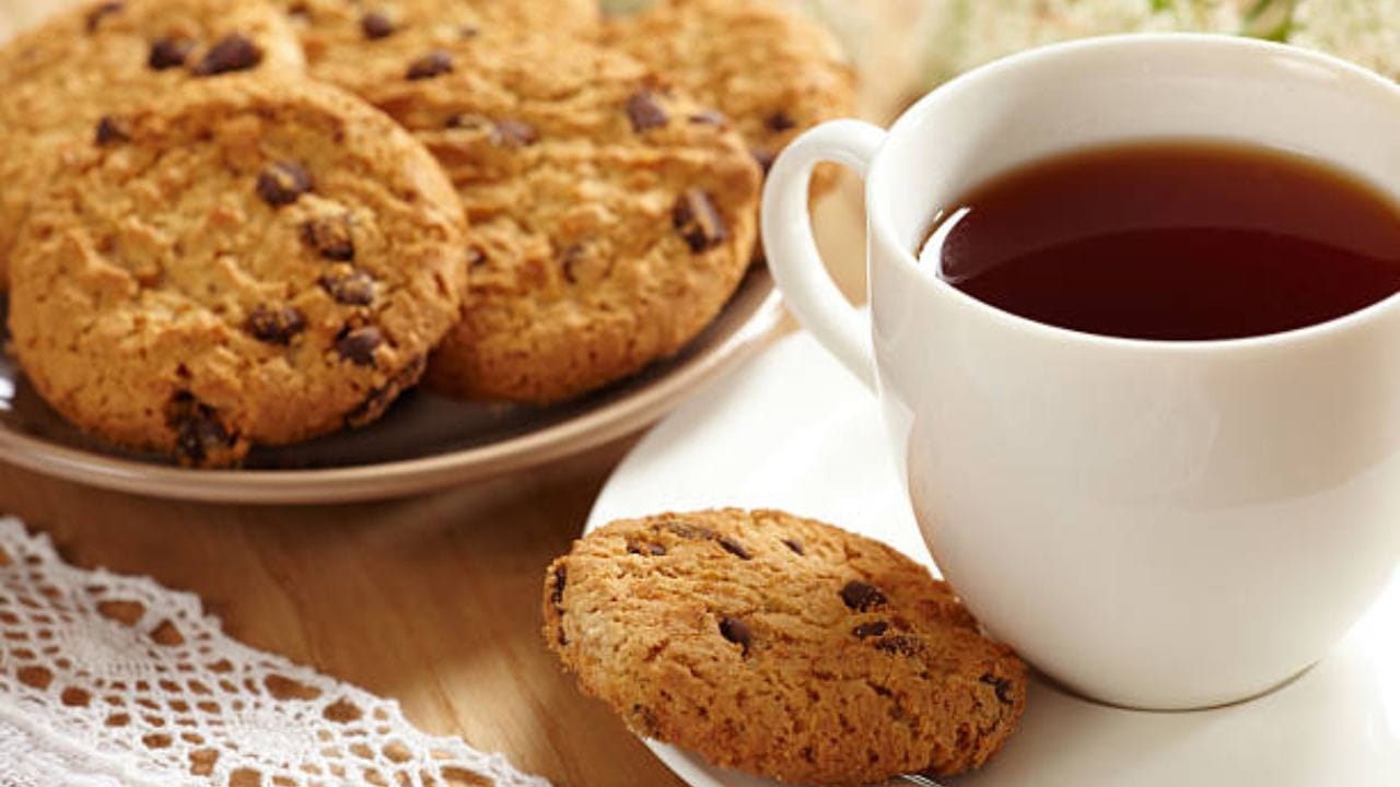 ચા અને બિસ્કિટનું મિશ્રણ: મોટાભાગના લોકો ચામાં બોળેલા બિસ્કિટ ખાય છે. જોકે બજારમાં ઉપલબ્ધ મોટાભાગના બિસ્કિટ રિફાઇન્ડ લોટ, વધુ પડતી ખાંડ, મીઠું અને પ્રિઝર્વેટિવ્સથી ભરેલા હોય છે. ચા સાથે તેનું સેવન કરવાથી બ્લડ સુગરના સ્તરમાં અચાનક વધારો થઈ શકે છે. વધુમાં તેના ઘણા અન્ય ગેરફાયદા પણ છે. ચાલો જાણીએ કે નિષ્ણાતો આ વિશે શું કહે છે.