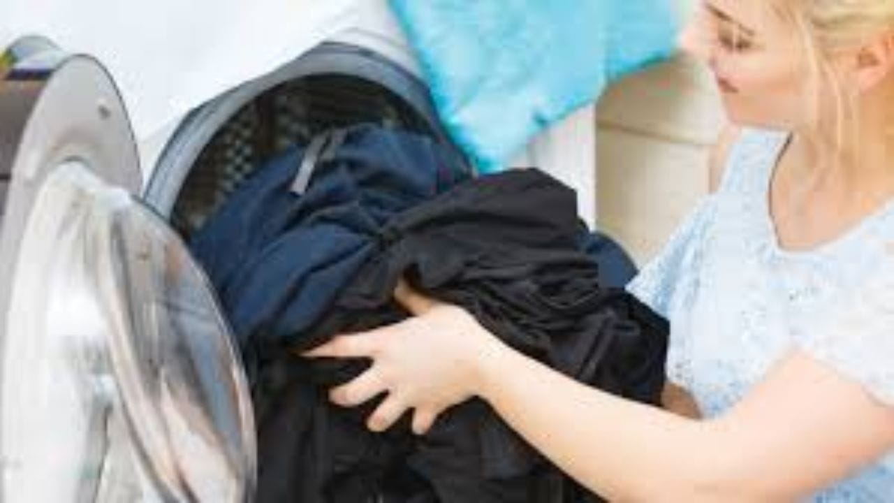 કાળા કપડાં એક અલગ દેખાવ આપે છે. પરંતુ આ મનપસંદ કાળા કપડાં ધોયા પછી રંગ જૂનો અને ઝાંખા દેખાવા લાગે છે. તેથી આ કપડાંની સુંદરતા ઓછી થાય છે. જો કાળા કપડાંનો રંગ ઝાંખા પડી રહ્યો છે, તો આ કેટલીક બેસ્ટ ટ્રિક્સ છે, જેનું પાલન કરવાથી તમારા કપડાં ચમકદાર દેખાશે. ચાલો આ ટ્રિક્સ વિશે જાણીએ.