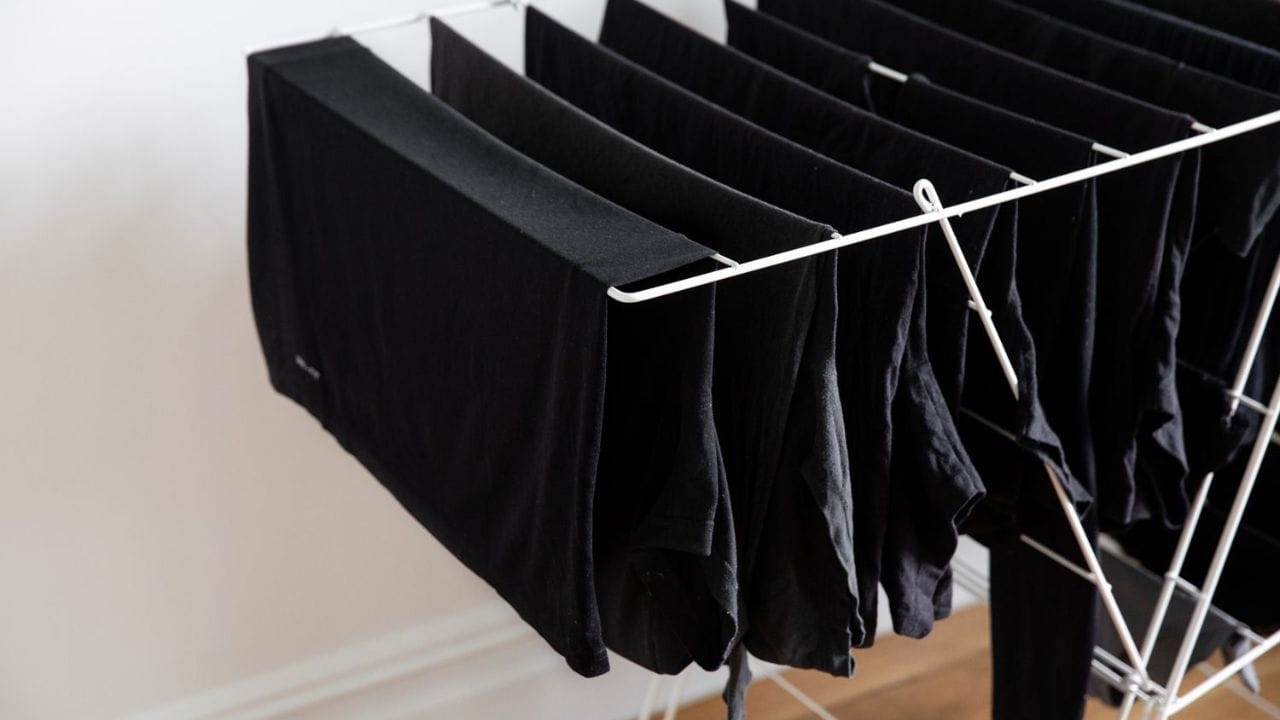 કાળા કપડાં ધોવાની યોગ્ય રીત: આપણે ઘણીવાર સફેદ અને રંગીન કપડાં અલગથી ધોઈએ છીએ. તેવી જ રીતે ઘેરા રંગના કપડાં પણ શેડ્સ અનુસાર અલગથી ધોવા જોઈએ. કાળા, ઘેરા વાદળી કપડાં અને ઘેરા લાલ કપડાં એકસાથે ધોવાથી તેમનો રંગ જાળવી રાખવામાં મદદ મળે છે અને રંગ ટ્રાન્સફરનું જોખમ ઓછું થાય છે.