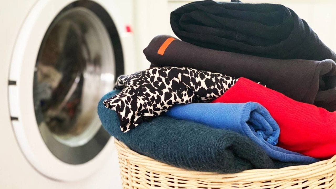 ગરમ પાણી કાળા કપડાંને ઝડપથી ઝાંખા અને સંકોચાઈ શકે છે. કાળા કપડાંને ઠંડા પાણીમાં ધોવા એ રંગોની ચમક જાળવવાનો શ્રેષ્ઠ માર્ગ છે.