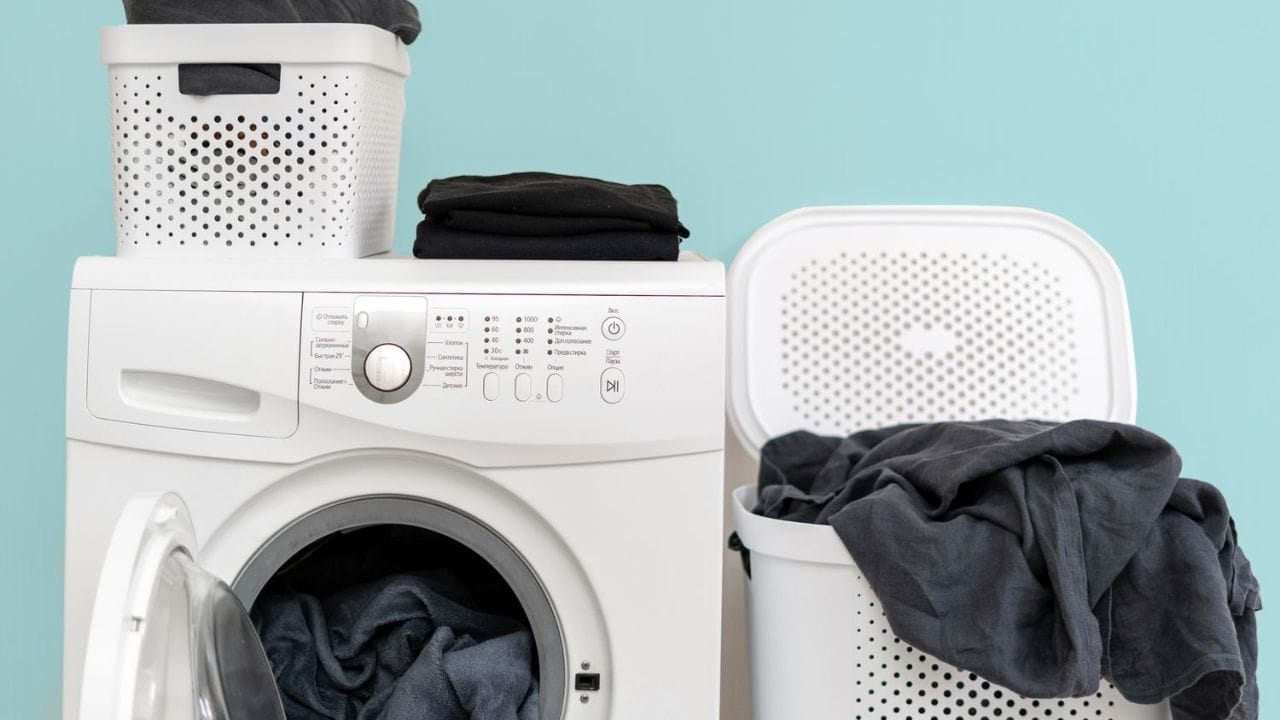 ધોયા પછી વોશિંગ મશીનના ડ્રાયરમાં કાળા કપડાં ન સૂકવો. આ કપડાંના રંગને નુકસાન પહોંચાડી શકે છે. તેના બદલે આ કપડાંને તડકામાં સૂકવો.