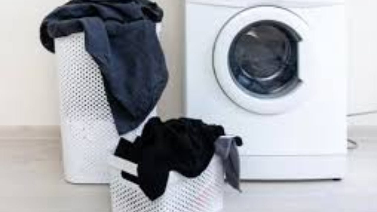 જો તમે મશીનમાં એક સાથે ઘણા બધા કપડાં નાખો છો તો તે યોગ્ય રીતે સાફ થતા નથી અને એકબીજા પર ઘસાતા નથી. જેના કારણે તે ઝડપથી ઘસાઈ જાય છે. આ ઉપરાંત કાળા કપડાંનો રંગ ઝાંખો પડી શકે છે. ઓવરલોડિંગ ફેડ થવાનું અને પિલિંગ થવાનું જોખમ વધારે છે. તેથી કપડાં ધોતી વખતે મશીનમાં ઓછા કપડાં નાખો અને તેમને ધોઈ લો.