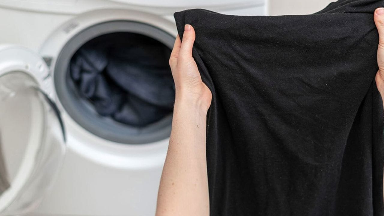 દર વખતે નવા કપડાં ધોવા જરૂરી નથી. જીન્સ, સ્વેટશર્ટ અને પાયજામા જેવા કપડાં વારંવાર પહેર્યા પછી પણ ફ્રેશ રહે છે. તેમને વારંવાર ધોવાથી તેમનો રંગ ઝાંખો પડી શકે છે અને ફેબ્રિકને નુકસાન થઈ શકે છે. જો જરૂરી હોય તો કપડાંને હવામાં સૂકવો અથવા ફેબ્રિક ફ્રેશનર સ્પ્રેનો ઉપયોગ કરો.