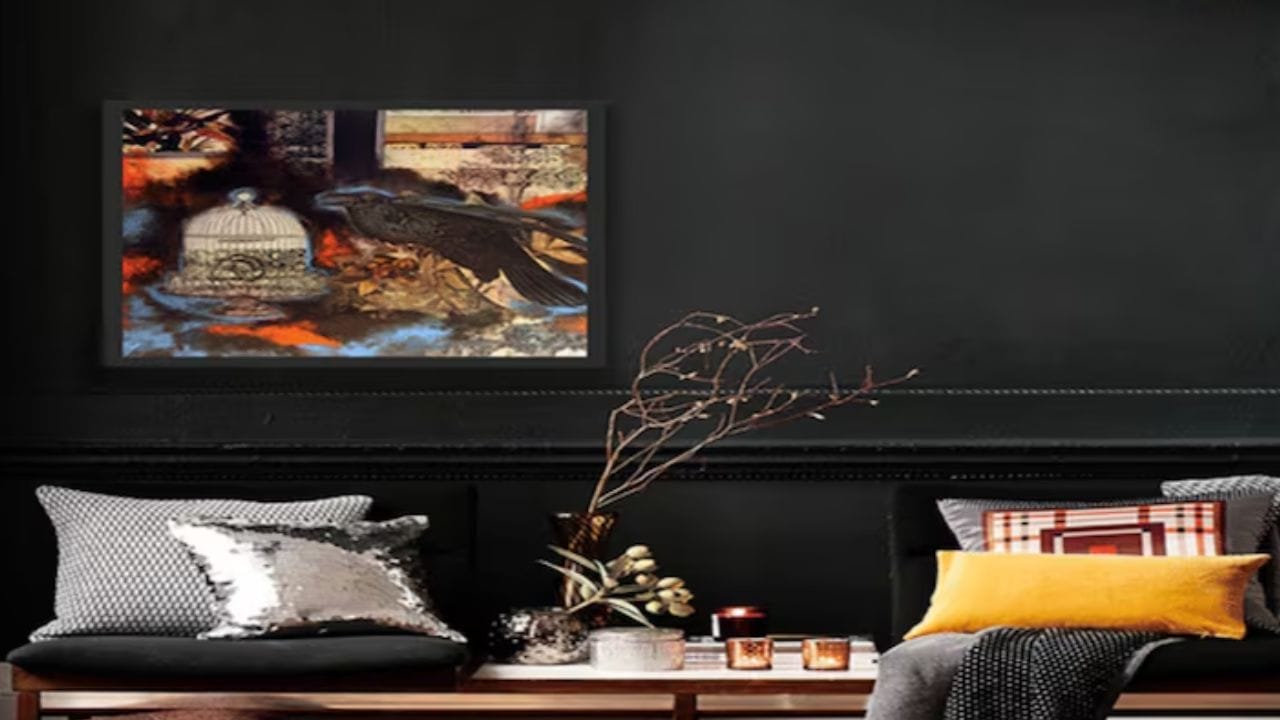 વાસ્તુ મુજબ કાળો રંગ ભારે માનવામાં આવે છે. ઘરમાં તેની હાજરી ગંભીર વાતાવરણ બનાવે છે અને ક્યારેક સકારાત્મકતા ઓછી થઈ જાય છે અને નકારાત્મકતા પેદા કરે છે. વાસ્તુ મુજબ કાળા રંગને અશુભ રંગ માનવામાં આવે છે.