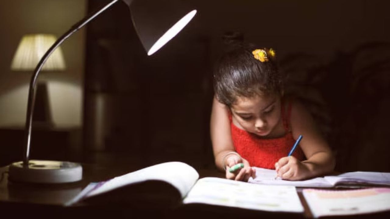 બાળકોના રૂમમાં ઘેરા રંગો તેમના મૂડ અને અભ્યાસ ઉર્જાને અસર કરે છે. હળવા રંગો મનને શાંત અને સક્રિય રાખે છે. તેમને ઉર્જા શોષક માનવામાં આવે છે. તેથી, બાળકોના રૂમને કાળો રંગ લગાવવાથી બચવું જોઈએ