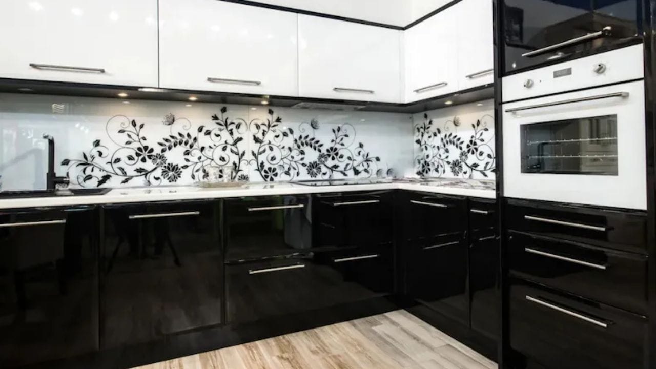 રસોડાને ઘરનું ઉર્જા કેન્દ્ર માનવામાં આવે છે. કાળો રંગો વાતાવરણને ગંભીર બનાવી શકે છે, તેથી હળવા રંગોને પ્રાધાન્ય આપવામાં આવે છે. રસોડું એ રૂમનું ઉર્જા કેન્દ્ર છે, જ્યાં સકારાત્મક વાઇબ્સની જરૂર હોય છે, આથી કાળો કલર કરવાથી બચવું જોઈએ