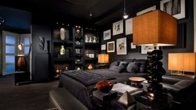 ઘણા લોકો પોતાના ઘરને સજાવતી વખતે કાળો રંગ પસંદ કરે છે, પરંતુ વાસ્તુ તેનો ઉપયોગ સાવધાની સાથે કરવાની સલાહ આપે છે. એવું કહેવાય છે કે આ રંગ ઘરના વાતાવરણને અસર કરે છે, તેથી તેનો દરેક જગ્યાએ ઉપયોગ કરવો યોગ્ય માનવામાં આવતો નથી.