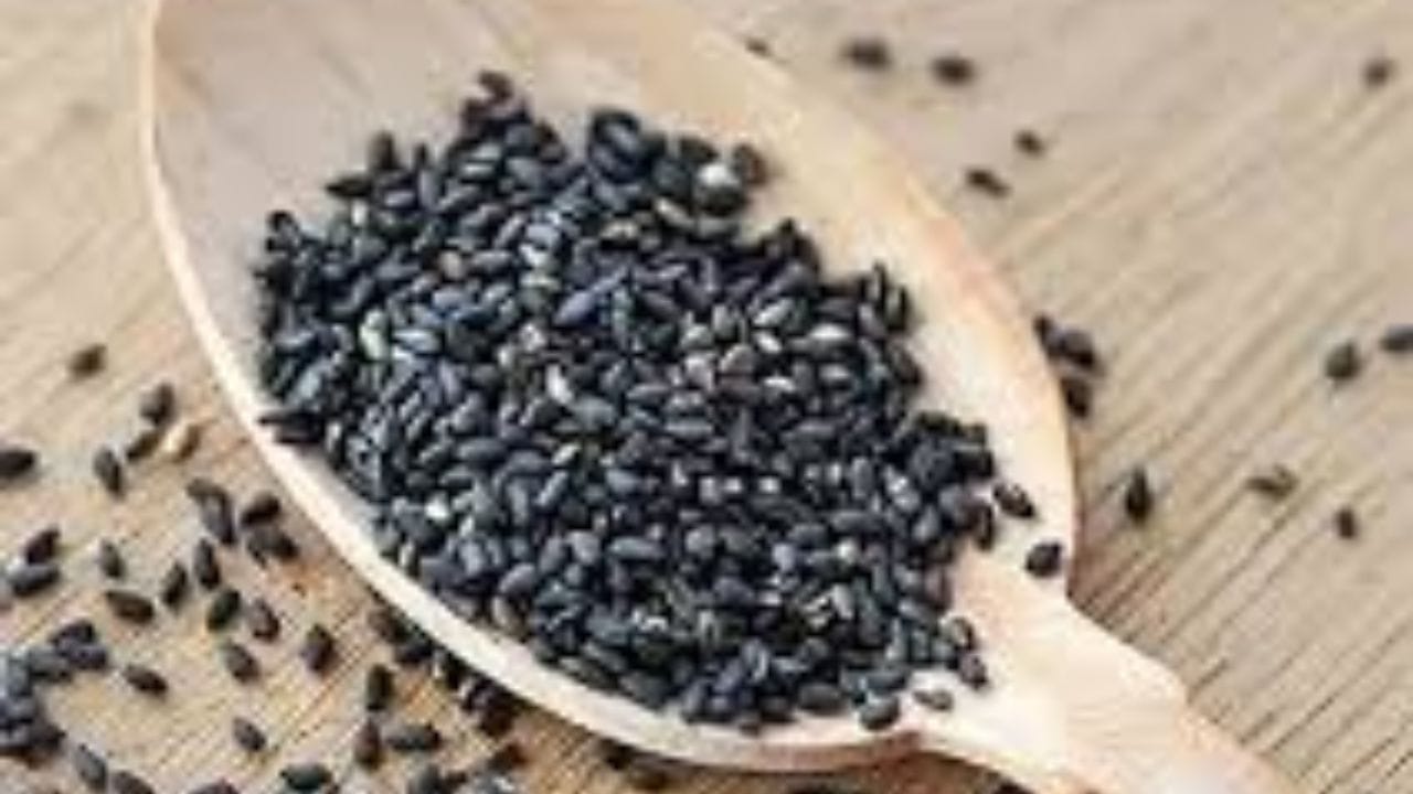 જો કે મોટાભાગના લોકો સફેદ તલ પર ધ્યાન કેન્દ્રિત કરે છે, જ્યારે કાળા તલ પોષક તત્વોથી ભરપૂર હોય છે અને સ્વાસ્થ્ય માટે અત્યંત ફાયદાકારક હોય છે. આ આર્ટિકલમાં આપણે જાણશું કે સફેદ તલ ખાવાથી વધુ પોષણ મળે છે કે કાળા તલ ખાવાથી ફાયદાકારક છે. તલ શિયાળાના સુપરફૂડ્સમાંનો એક છે. કારણ કે તેની તાસીર માત્ર ગરમ નથી પણ સાથે સાથે સારી ચરબી અને પ્રોટીન પણ પ્રદાન કરે છે. 
