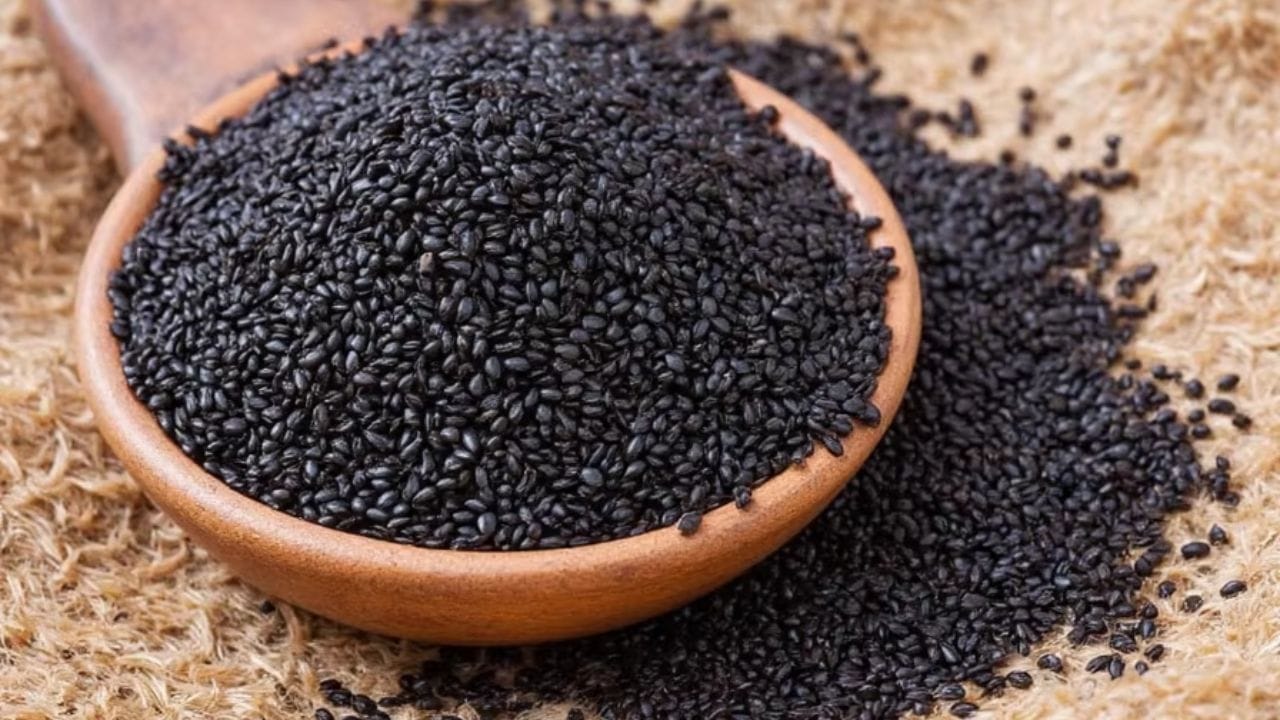 કાળા તલના કેટલા ફાયદા: હેલ્થલાઇન અનુસાર કાળા તલનું સેવન બ્લડ પ્રેશરને નિયંત્રિત કરવામાં મદદરૂપ થાય છે. તેમાં રહેલા સારા ચરબી હૃદય માટે પણ ફાયદાકારક છે. કાળા તલ તમારા વાળ અને ત્વચાના સ્વાસ્થ્યને પણ સુધારે છે. આયર્ન, કેલ્શિયમ, પ્રોટીન અને મેગ્નેશિયમ જેવા પોષક તત્વો તમારા હાડકાં અને સ્નાયુઓને મજબૂત બનાવવામાં મદદ કરે છે.
