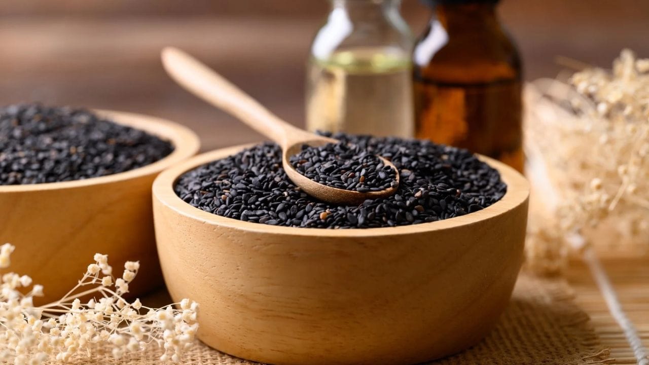 કાળા તલમાંથી બનેલી વસ્તુઓ: સફેદ તલની જેમ, તમે કાળા તલમાંથી સ્વાદિષ્ટ લાડુ બનાવી શકો છો. ઉત્તરપૂર્વીય રાજ્યોમાં, કાળા તલનો ઉપયોગ વિવિધ ચટણી બનાવવા માટે થાય છે. તેનો ઉપયોગ સલાડ માટે ડ્રેસિંગ તરીકે કરી શકાય છે. તલનું તેલ પણ ખૂબ ફાયદાકારક છે અને તેનો ઉપયોગ રસોઈમાં કરી શકાય છે. કાળા તલને સ્મૂધી, શેક્સ, કૂકીઝ, બ્રેડ, મફિન્સ વગેરેમાં ઉમેરી શકાય છે.
