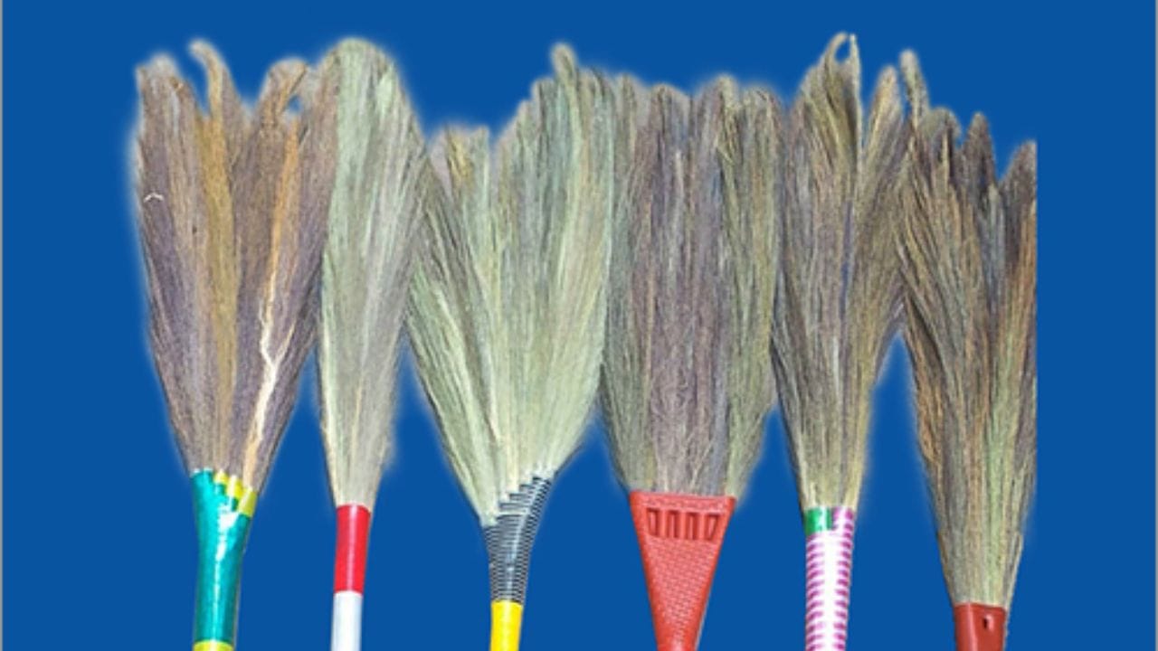 સાવરણી: સાવરણી દેવી લક્ષ્મી સાથે સંકળાયેલી છે. તેને આપવાથી અથવા કોઈને ઉધાર આપવાથી આર્થિક નુકસાન થઈ શકે છે. ઘરની બહાર સાવરણી રાખવાથી આર્થિક મુશ્કેલી અને નકારાત્મકતા વધી શકે છે.
