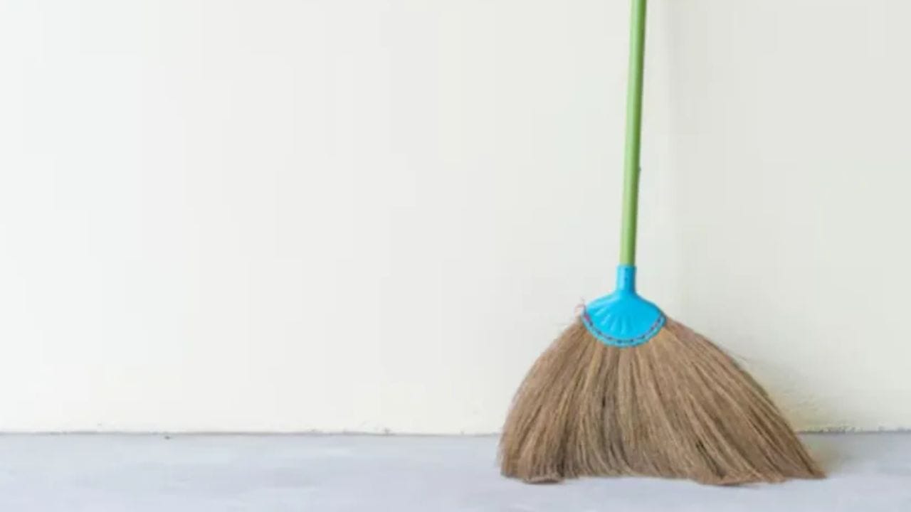 રાતે કચરો ના વાળવા અને કચરો ઘરની બહાર ના ફેંકવાનું એક બીજુ પણ કારણ છે જે આપણા ઈતિહાસ સાથે જોડાયેલું છે પહેલાના જમાનામાં લાઈટો ન હતી આથી રાતે કચરો વાળીને બહાર ફેંકવમાં કોઈ કિમતી વસ્તુ પડી ગઈ હોય તે તે કચરા ભેગું ઘરની બહાર જતી રહે છે આથી રાતે કચરો વાળવાની મનાઈ કરવામાં આવતી હતી. (photo credit-freepik)