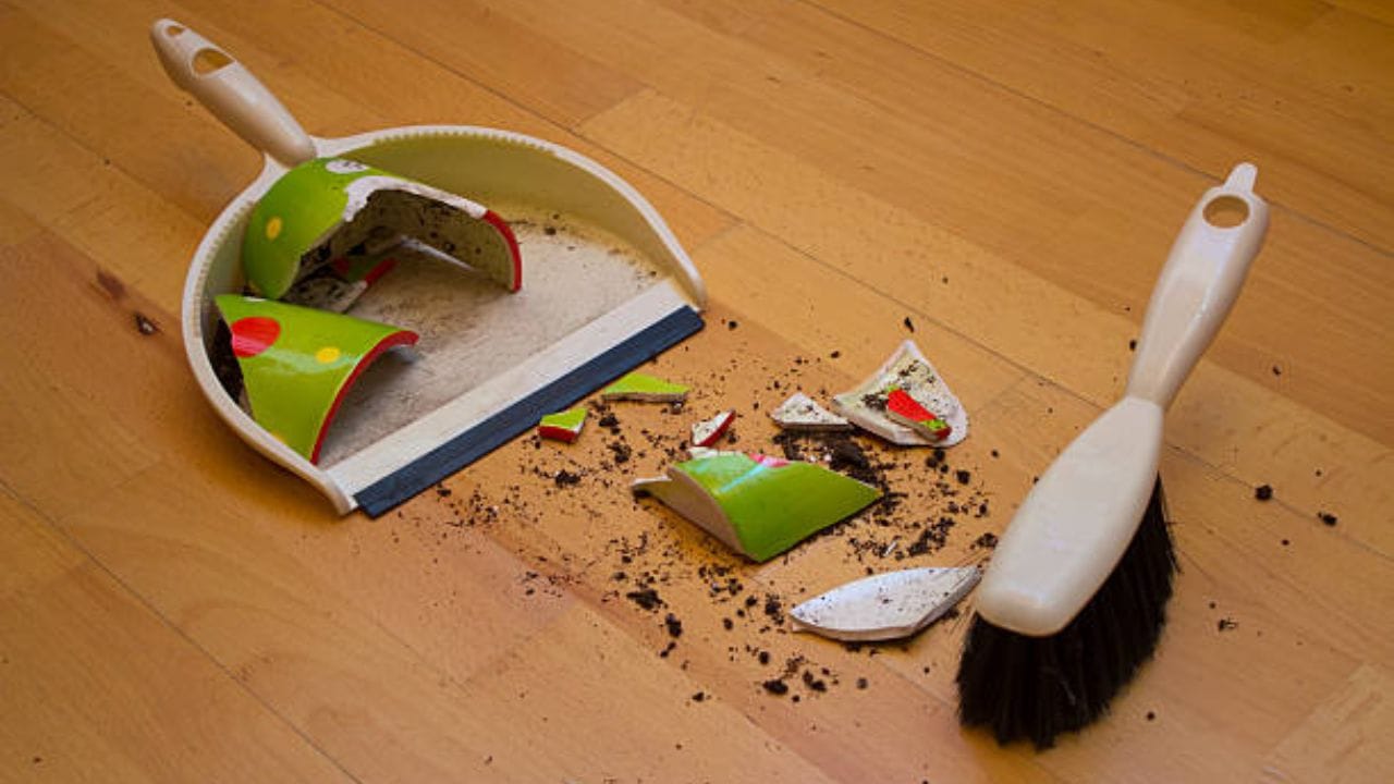 વાસ્તુ શાસ્ત્ર અનુસાર, એક વાત ધ્યાનમાં રાખો. જ્યારે પણ તમે સૂર્યાસ્ત પછી કચરો ઘરમાં વાળો છો તો તે કચરો ક્યારેય ઘરની બહાર ના ફેંકવો જોઈએ તેને ક્યાંક કચરાપેટીમાં રાખો અને સવારે બહાર ફેંકી દો.(photo credit-freepik)