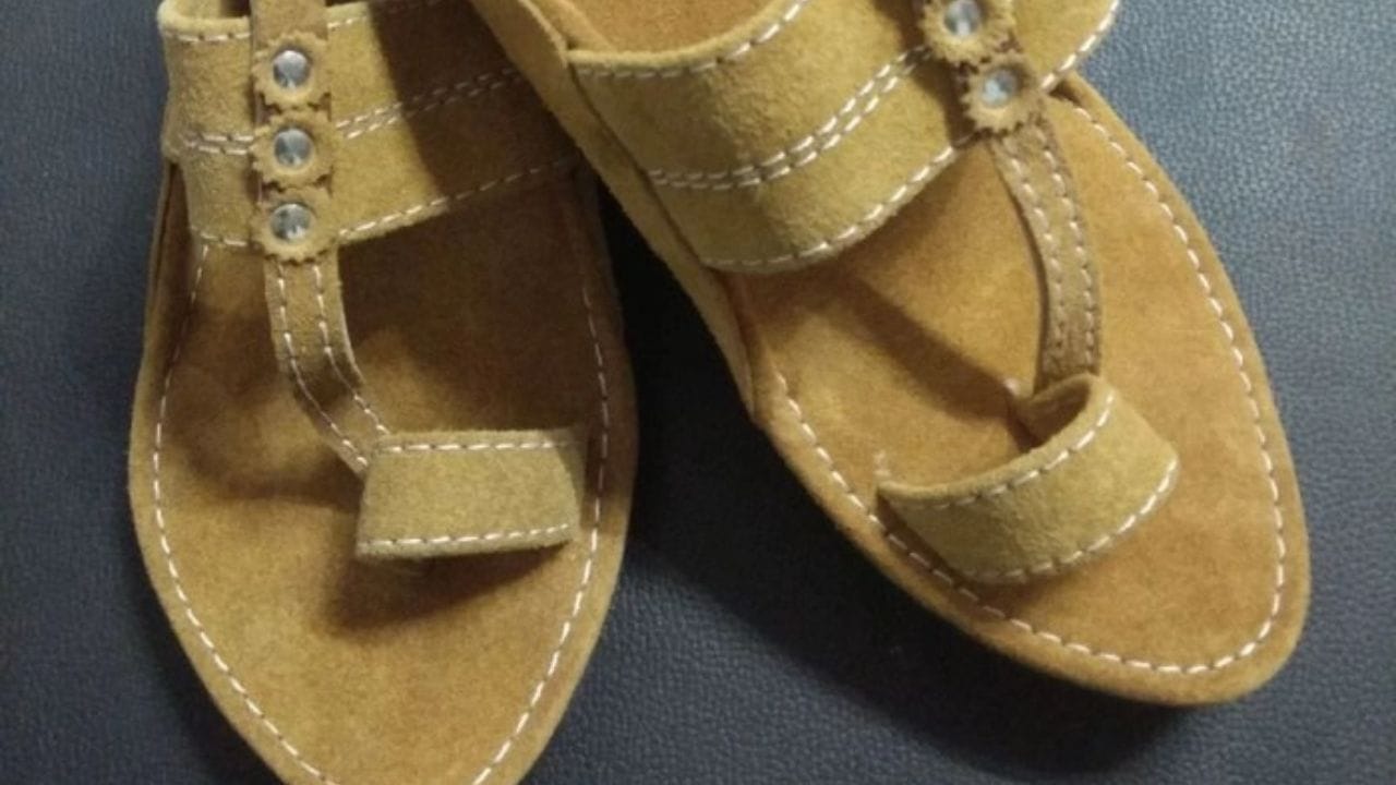 જૂતા અને ચંપલ: જૂતા અને ચંપલનું દાન કરવું અથવા શેર કરવું એ અશુભ માનવામાં આવે છે. એવું માનવામાં આવે છે કે આનાથી માન ઓછું થાય છે અને બિનજરૂરી અપમાન અને મુશ્કેલીઓ થઈ શકે છે.
