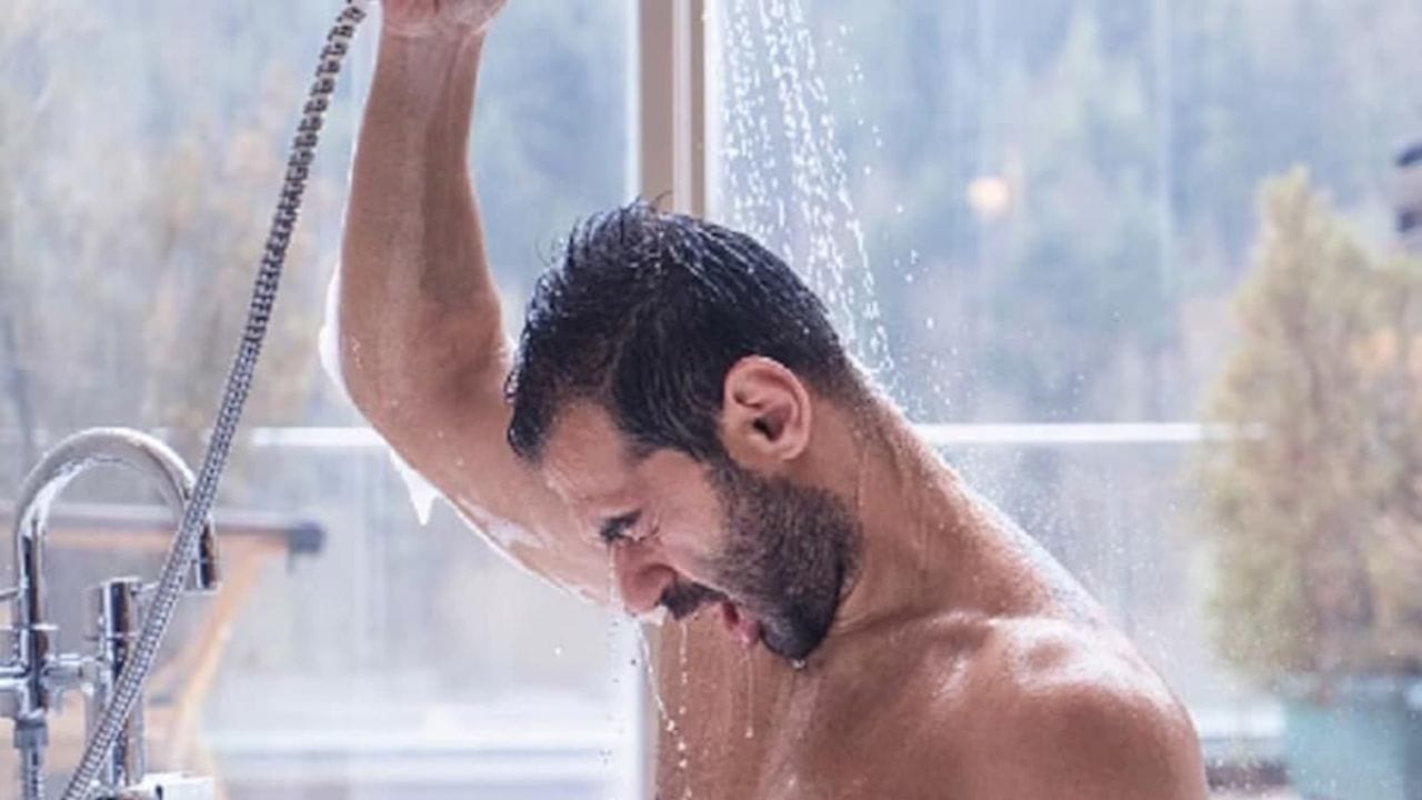 ભારતમાં એક માન્યતા છે કે શિયાળામાં ઠંડા પાણીથી સ્નાન કરવાથી આખો દિવસ ઠંડી લાગતી નથી. એવું માનવામાં આવે છે કે આ ઋતુમાં ગરમ પાણીથી સ્નાન કરવાથી તમને સામાન્ય કરતાં વધુ ઠંડીનો અનુભવ થઈ શકે છે. હવે પ્રશ્ન એ છે કે શું આ આપણા શરીર માટે યોગ્ય છે. આ આર્ટિકલમાં અમે એક નિષ્ણાત દ્વારા તમારી સાથે શેર કરીશું કે શું આ પ્રથા કોઈ ફાયદા આપે છે. ઉપરાંત જાણો કે શિયાળાની ઋતુમાં કયા લોકોએ ઠંડા પાણીથી સ્નાન કરવાનું ટાળવું જોઈએ.