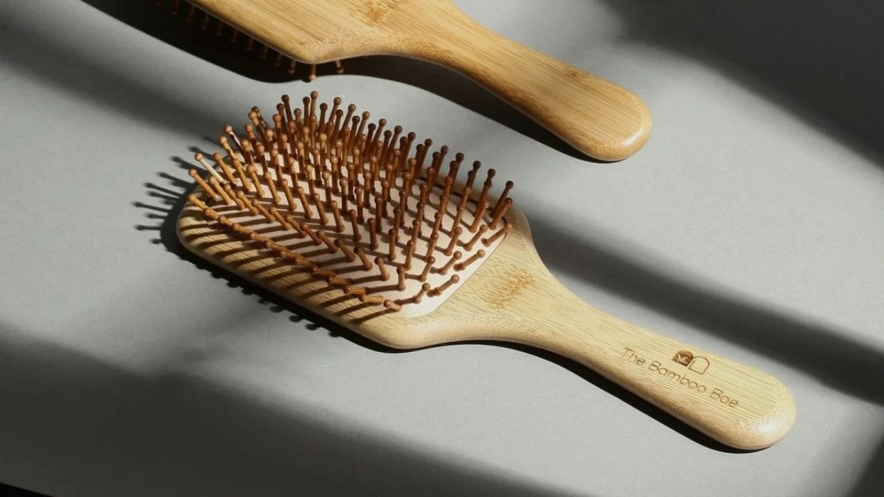 કાંસકો: કાંસકો વ્યક્તિના માથા અને વિચારોની ઉર્જા સાથે સંકળાયેલો છે. તેને કોઈની સાથે શેર કરવાથી માનસિક અશાંતિ, તણાવ, નકારાત્મક વિચારો અને માથા સંબંધિત સમસ્યાઓ થઈ શકે છે. જ્યોતિષ શાસ્ત્ર અનુસાર તે બીજી વ્યક્તિની નકારાત્મક ઉર્જા પણ સ્થાનાંતરિત કરી શકે છે.
