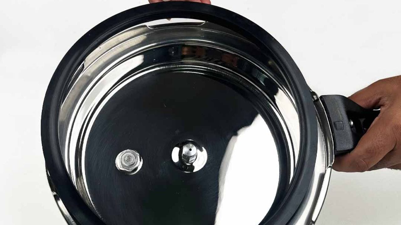 મોટાભાગના લોકો સતત નવું ખરીદવા માટે ઉતાવળ કરતા હોય છે, પરંતુ શું તમે જાણો છો કે એક સરળ ઘરેલું ઉપાયથી તમે તમારા જૂના રબરને 10 મિનિટમાં પાછું ટાઈટ કરી શકો છો? હા, આજનો આર્ટિકલ તમારા માટે છે. આજે અમે તમને જણાવીશું કે પ્રેશર કુકરના રબરને કેવી રીતે ટાઈટ કરવું. ચાલો આગળ વાંચીએ.
