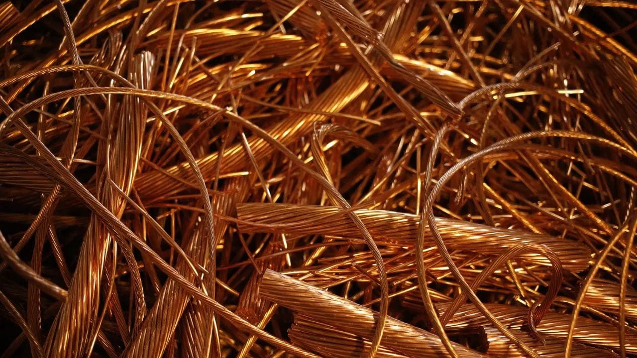 'ગોલ્ડમેન સૅક્સ રિસર્ચ'ના મુજબ લાંબાગાળે કોપર ખૂબ જ તેજીમાં આવી શકે છે. રિપોર્ટ અનુસાર, વર્ષ 2029 પછી કોપરની માંગ પુરવઠા કરતાં વધી શકે છે. આનાથી કિંમતો પર દબાણ વધશે અને નવા સપ્લાયને પ્રોત્સાહન મળશે. આગામી વર્ષોમાં AI, ડિફેન્સ અને પાવર ગ્રીડમાં મોટાપાયે રોકાણને કારણે કોપરની માંગ ઝડપથી વધવાની ધારણા છે. એવો અંદાજ છે કે, વર્ષ 2030 સુધીમાં તાંબાની માંગમાં 60 ટકાથી વધુ ગ્રોથ ફક્ત ગ્રીડ અને પાવર ઇન્ફ્રાસ્ટ્રક્ચર દ્વારા થશે.