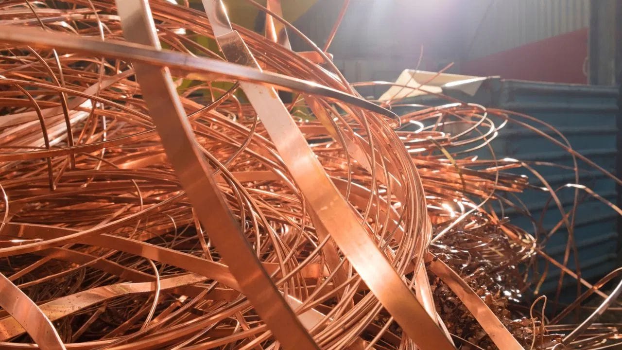 જો આવું થશે, તો ટેરિફ લાગુ થાય તે પહેલાં અમેરિકામાં તાંબાની આયાતમાં વધારો થઈ શકે છે. કંપનીઓ ટેક્સથી બચવા માટે અગાઉથી જ સ્ટોક કરી શકે છે. આનાથી વર્ષ 2026 માં માંગમાં થોડા સમય માટે વધારો થશે પરંતુ ટેરિફ લાગુ થયા પછી ભાવમાં થોડો ઘટાડો થઈ શકે છે અને ત્યારબાદ ધીમે ધીમે તેમાં સુધારો જોવા મળશે.