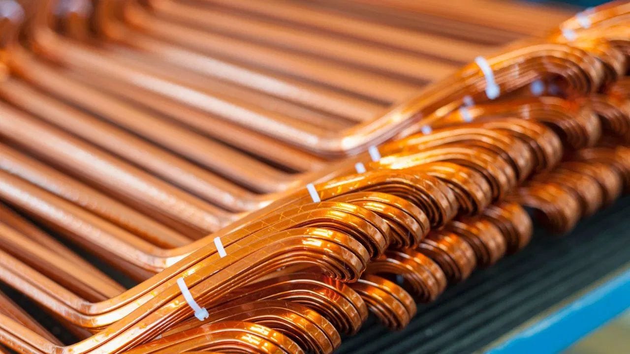 ચીન હંમેશા તાંબાના બજારને આકાર આપવામાં મુખ્ય ભૂમિકા ભજવતું આવ્યું છે. અહેવાલ મુજબ, વર્ષ 2025 ના ચોથા ક્વાર્ટરમાં ચીનમાં રિફાઇન્ડ કોપરની માંગમાં વાર્ષિક ધોરણે આશરે 8 ટકાનો ઘટાડો થયો છે. સરકારી પ્રોત્સાહનો અને ટેરિફ (Government Incentives & Tariff) સંબંધિત ઉતાવળને કારણે માંગમાં વધારો હવે નબળો પડી રહ્યો હોય તેવું લાગે છે. ચીનના બાંધકામ, રિયલ એસ્ટેટ અને કેટલાક ઔદ્યોગિક સેક્ટરમાં મંદીની સીધી અસર તાંબાના વપરાશ પર પડી છે, જેના કારણે વર્ષ 2026 સુધી ભાવ દબાણ હેઠળ રહી શકે છે.