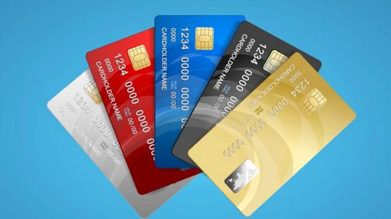 વારંવાર લોન અથવા કાર્ડ માટે અરજી કરવી: દર વખતે જ્યારે તમે લોન અથવા ક્રેડિટ કાર્ડ માટે અરજી કરો છો, ત્યારે બેંક તમારા ક્રેડિટ રિપોર્ટની તપાસ કરે છે. આને હાર્ડ ઇન્ક્વાયરી કહેવામાં આવે છે. ટૂંકા ગાળામાં ઘણી બધી પૂછપરછ કરવાથી બેંકને લાગે છે કે તમને તાત્કાલિક પૈસાની જરૂર છે. આના પરિણામે અરજી અસ્વીકાર થાય છે અને સ્કોર વધુ ઓછો થાય છે.