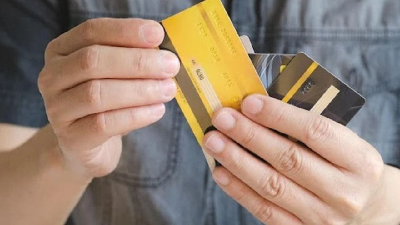 ઘણા લોકો માને છે કે થોડી મોડી ચુકવણીથી કોઈ ફરક પડતો નથી. જો કે, દરેક મોડી ચુકવણી તેમના ક્રેડિટ રિપોર્ટમાં નોંધાયેલી હોય છે. જો EMI અથવા કાર્ડ બિલ નિયત તારીખ પછી ચૂકવવામાં આવે છે, તો તે લાંબા સમય સુધી તમારા સ્કોરને અસર કરે છે. જો આવું વારંવાર થાય છે, તો બેંકો તમને જોખમી ગ્રાહક માને છે. તમે એક પણ ચુકવણી ચૂકી ન જાઓ તેની ખાતરી કરવા માટે મોબાઇલ રિમાઇન્ડર્સ સેટ કરવા અથવા ઓટો-ડેબિટ સક્ષમ કરવું શ્રેષ્ઠ છે. ત્યારે જાણો કઈ કઈ ભૂલ તમારાથી થઈ રહી છે.