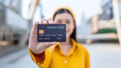 લોકોને ઘણીવાર એ જાણીને આશ્ચર્ય થાય છે કે તેઓ દરેક EMI અને ક્રેડિટ કાર્ડ બિલ સમયસર ચૂકવી રહ્યા છે, છતાં તેમનો ક્રેડિટ સ્કોર 500 ની આસપાસ અટવાયેલો રહે છે. લોન સરળતાથી ઉપલબ્ધ નથી, અને બેંકો વધુ સારા વ્યાજ દર આપવા તૈયાર નથી. સત્ય એ છે કે, ફક્ત સમયસર ચુકવણી કરવી પૂરતી નથી. કેટલીક નાની આદતો છે જે અજાણતાં તમારા ક્રેડિટ સ્કોરને નુકસાન પહોંચાડી શકે છે.