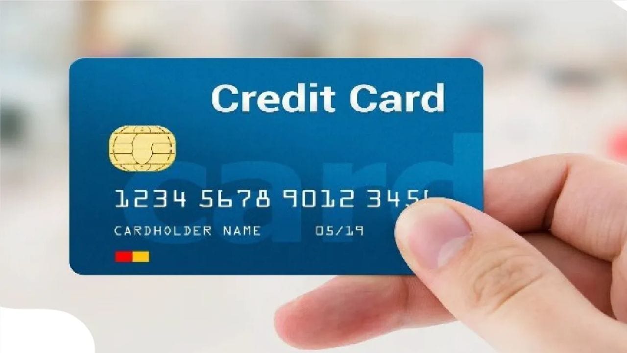 હેલ્ધી ક્રેડિટ મિક્સનો અભાવ: જો તમારા ક્રેડિટ રિપોર્ટમાં ફક્ત ભૂતકાળના ડિફોલ્ટ્સ દેખાય છે અને કોઈ સક્રિય લોન કે કાર્ડ નથી, તો બેંકો તમારા વર્તમાન વર્તનને સમજી શકતી નથી. નાની પર્સનલ લોન કે ઓછી મર્યાદા સાથે ક્રેડિટ કાર્ડ લેવાથી અને તેનું જવાબદારીપૂર્વક સંચાલન કરવાથી તમારી પ્રોફાઇલ મજબૂત બને છે. આનાથી ધીમે ધીમે તમારા સ્કોરમાં સુધારો થશે. 500 કે તેથી ઓછો ક્રેડિટ સ્કોર કાયમી સજા નથી. સ્વસ્થ ટેવો અપનાવીને અને તમારા ખર્ચ અને ચુકવણીઓને નિયંત્રિત કરીને તેને સુધારી શકાય છે. ધીરજ રાખો, કારણ કે ક્રેડિટ સ્કોર રાતોરાત સુધરતો નથી, પરંતુ યોગ્ય દિશામાં પગલાં લેવાથી ચોક્કસપણે ફરક પડી શકે છે.