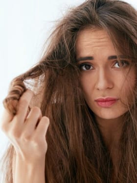 શરીરમાં કયા પોષક તત્વોની કમીને કારણે ખરે છે વાળ ? જાણો