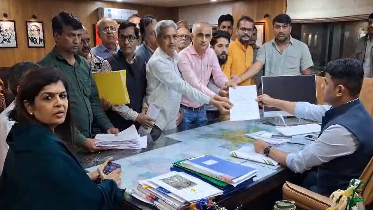 ભાજપના મહિલા ધારાસભ્યે લીધી ટોળાની આગેવાની, રાજકોટના વિસ્તારોમાં અશાંતધારો લાગુ કરવા કરી રજૂઆત