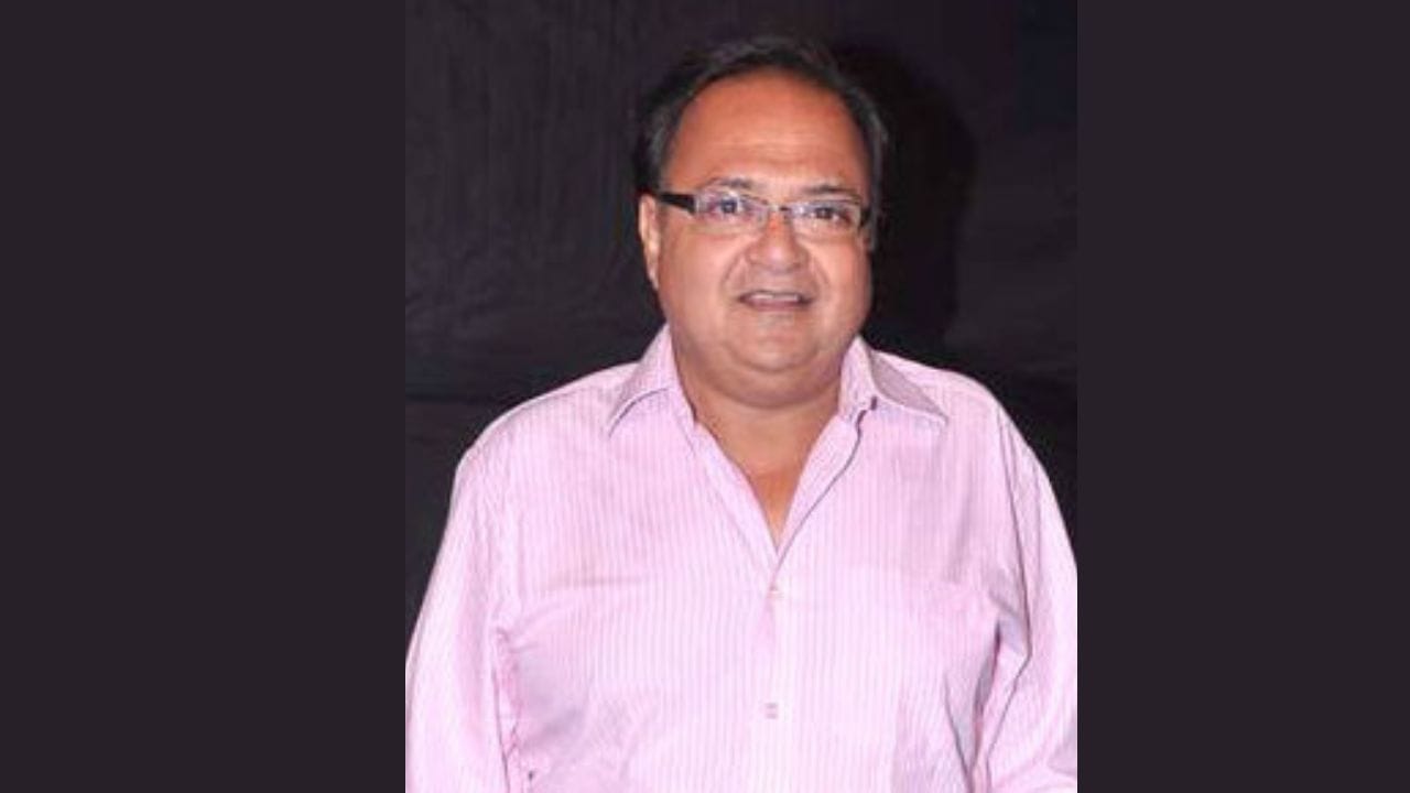 ટીવી અભિનેતા રાકેશ બેદી આમતો અનેક ફિલ્મમાં જોવા મળ્યો છે. હવે ધુરંધર દ્વારા તે ચાહકોનું ખુબ જ મનોરંજન કરી રહ્યો છે. આ ફિલ્મમાં તેમણે નાબિલ ગબોલની ભૂમિકા નિભાવી છે.