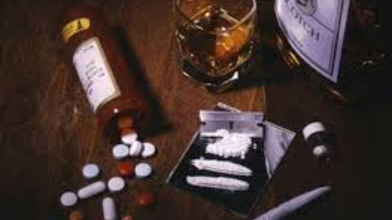 જોખમી પરિસ્થિતિથી તરત દૂર થવું: જો તમને લાગે કે સામેનો વ્યક્તિ આક્રમક છે કે દબાણ વધતું જાય છે તો એ સ્થળ પરથી શાંતિથી દૂર થવું સૌથી સારી રીત છે. નશો કરવા માટે દબાણ થતું સ્થાન સુરક્ષિત નથી — તમારી પ્રાથમિકતા તમારી સલામતી હોવી જોઈએ.
