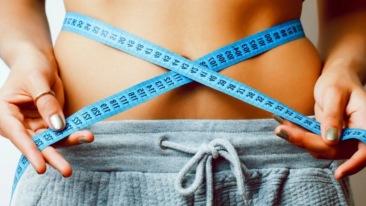 લોકો માને છે કે આ નિયમ શરીર પર વધારાનો તણાવ નાખ્યા વિના ધીમે ધીમે ફેરફારો લાવે છે, અને એક મહિનાની અંદર સ્પષ્ટ તફાવત દેખાય છે. જો તમે પણ વજન ઘટાડવા માટે એક સરળ પણ અસરકારક પદ્ધતિ શોધી રહ્યા છો, તો આ ફોર્મ્યુલા ઉપયોગી શરૂઆત સાબિત થઈ શકે છે.