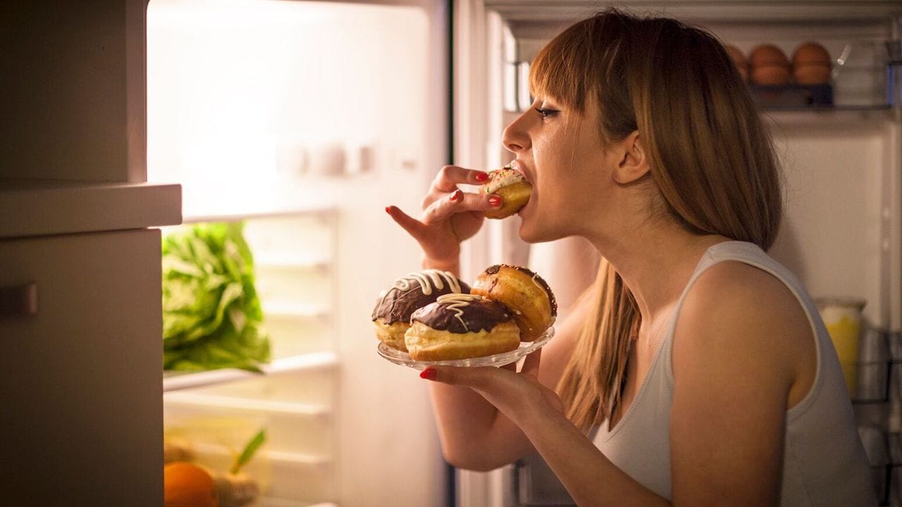 ખોરાક ફક્ત પેટ ભરવાની જરૂરિયાત નથી, પરંતુ એક અનુભવ છે જેનો શાંતિ અને ધ્યાન સાથે અનુભવ કરવો જોઈએ. જ્યારે તમે તમારા ખોરાકને ધીમે ધીમે ચાવો છો, ત્યારે પાચન સુધરે છે અને ઓવર ઈટિંગ કરતા અટકાવે છે. 30–30–30 ફોર્મ્યુલા જમતી વખતે તમારી પ્લેટ પર સંપૂર્ણપણે ધ્યાન કેન્દ્રિત કરવાના મહત્વ પર પણ ભાર મૂકે છે. ટીવી, મોબાઈલ ફોન અથવા અન્ય કોઈપણ વિક્ષેપો ટાળો. આથી ઓછું ખાધા પછી પણ તમને પેટ ભરેલું લાગશે, જેનાથી વજન ઘટાડવું સરળ બનશે.