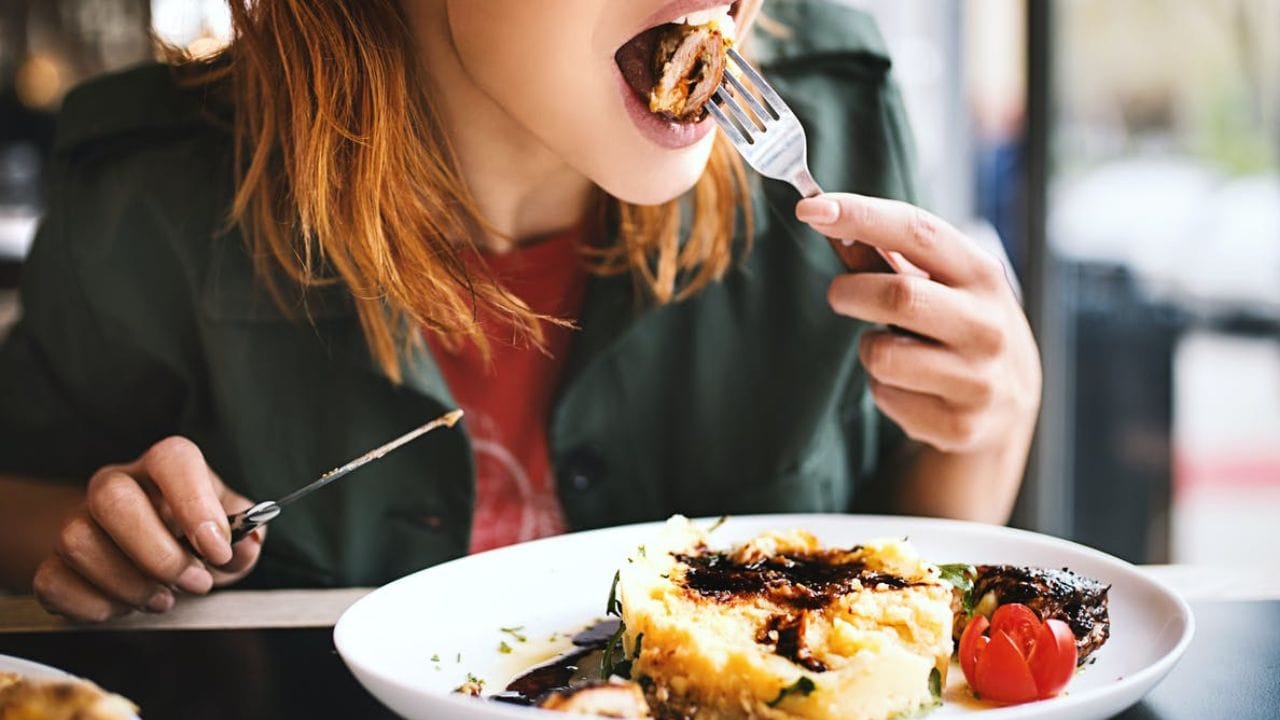 વજન ઘટાડવા માટેની સૌથી મૂળભૂત અને અસરકારક વ્યૂહરચના કેલરીનું સેવન ઘટાડવું છે. 30–30–30 નિયમ મુજબ, તમારા દૈનિક કેલરીના સેવનમાં આશરે 30% ઘટાડો કરવાથી વજન ઘટાડવામાં મદદ મળી શકે છે. ઉદાહરણ તરીકે, જો તમારી દૈનિક જરૂરિયાત 2000 કેલરી છે, તો તમે તેને 1400 કેલરી લો અને 600 કેલેરી એટલે કે 30% કેલરી ઓછી લો.