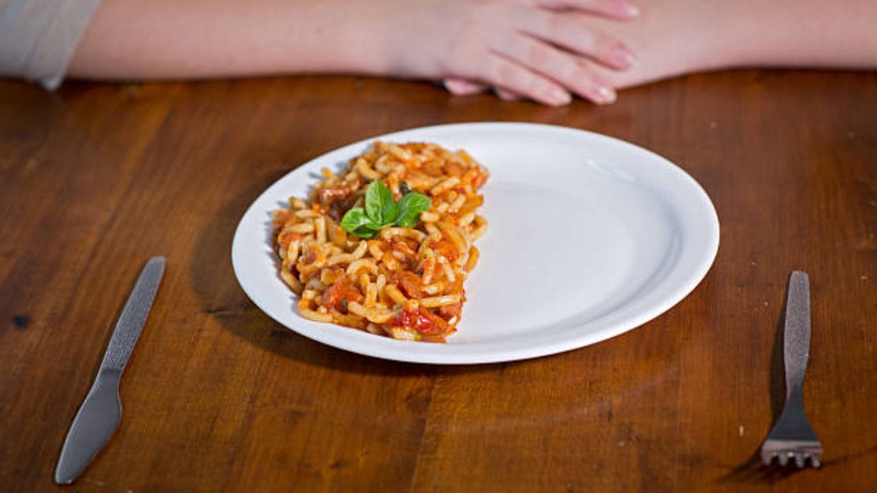 યાદ રાખો - અચાનક કેલરી ઘટાડશો નહીં; આ તમારા શરીરને નબળું પાડી શકે છે. તેના બદલે, પોષક તત્વોથી ભરપૂર ખોરાક ખાઓ અને દિવસભર પુષ્કળ પાણી પીઓ.