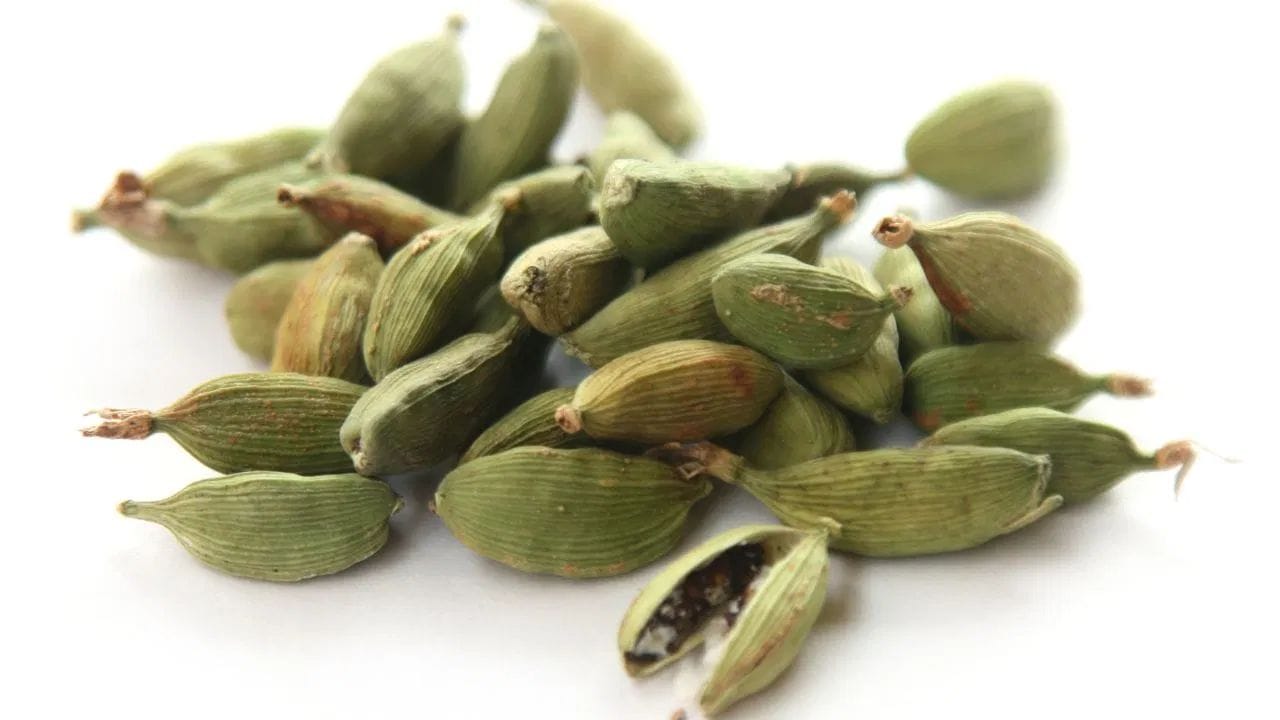 એલચી શરીરમાંથી ઝેરી તત્વો બહાર કાઢે છે, જેના કારણે ત્વચા ચમકે છે તેમજ વાળને મજબૂત બનાવે છે.
