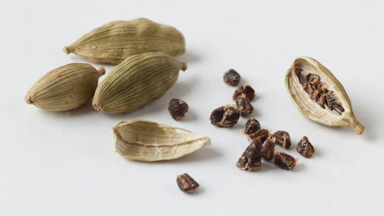 એલચી ચયાપચય વધારશે, જેના કારણે શરીરની ચરબી ધીમે ધીમે ઘટે છે.
