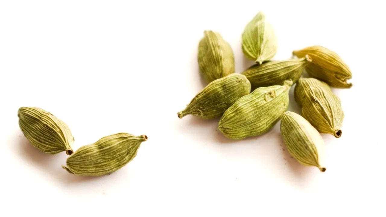 એલચી મનને શાંત કરે છે, તણાવ ઘટાડે છે અને ઊંડી તથા શાંતિ ભરી ઊંઘ લાવવામાં મદદ કરે છે.
