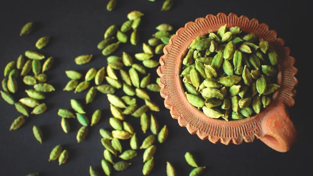 સૂતા પહેલા એક એલચી ખાવાથી ગેસ, અપચો અને પેટ ફૂલવાની સમસ્યા ઓછી થાય છે. સવારમાં પેટ પણ સારી રીતે સાફ થાય છે.
