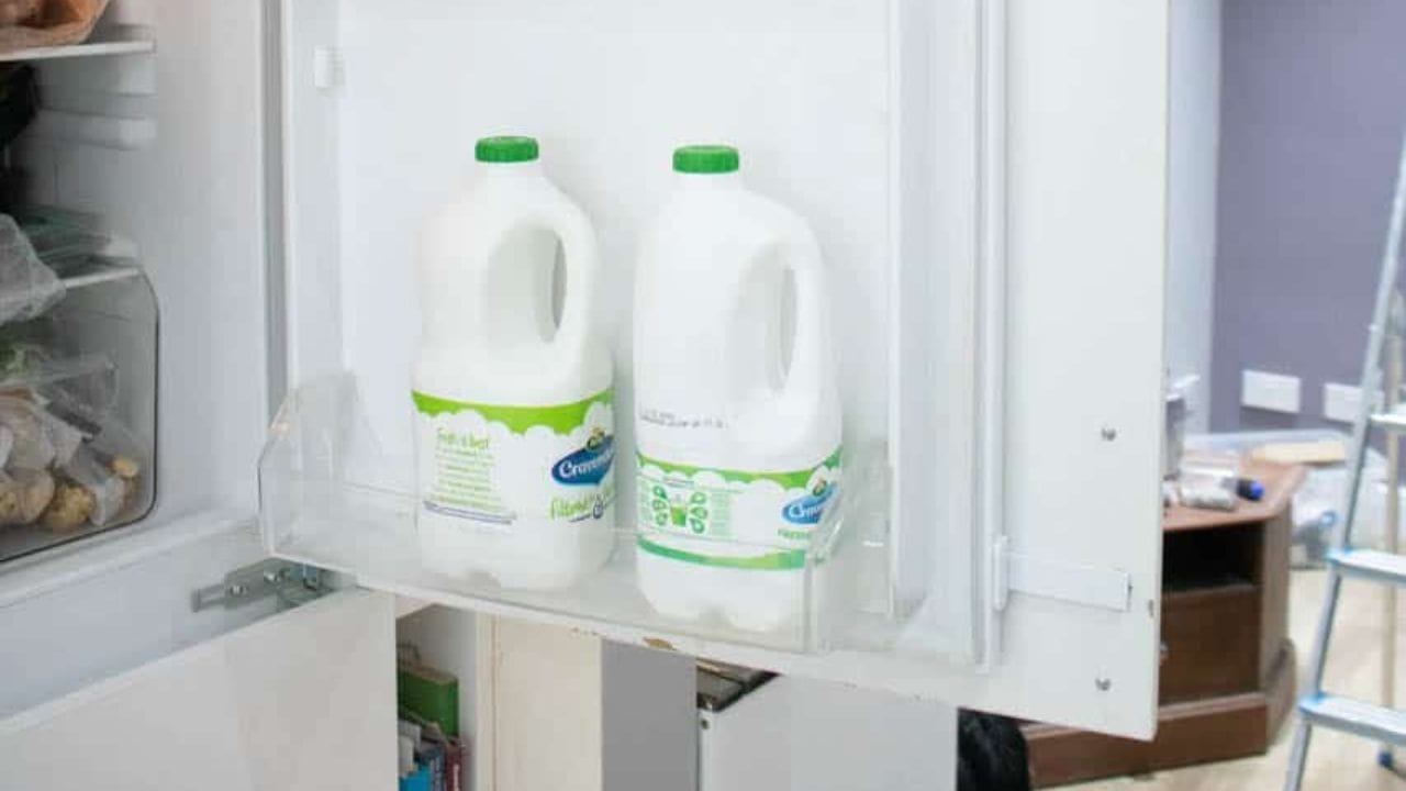 માખણ અંદર અને બહાર કરવું એ તાપમાનમાં વધઘટ તેને ઝડપથી નરમ પાડે છે. આ તેની તાજગી અને ફ્રેશનેસ બગાડી શકે છે. તેથી તેને રેફ્રિજરેટરમાં રાખવું શ્રેષ્ઠ છે.