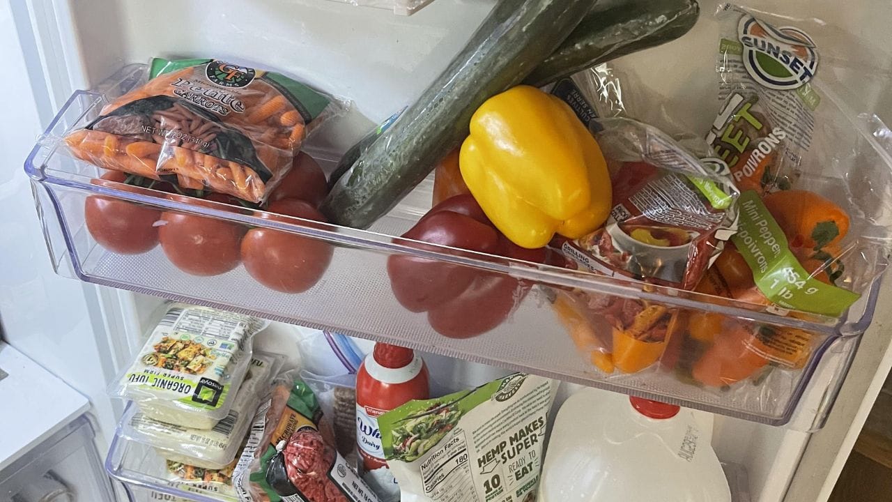 તાજો રસ તાપમાન પ્રત્યે ખૂબ જ સંવેદનશીલ હોય છે અને થોડું તાપમાન પણ તેને ખાટા અથવા ફર્મેટેડ કરી શકે છે. ફ્રીઝના દરવાજામાં ગરમ હવા તેને ઝડપથી બગાડી શકે છે, તેથી તેને હંમેશા ફ્રિઝરમાં થોડો ટાઈમ રાખો.