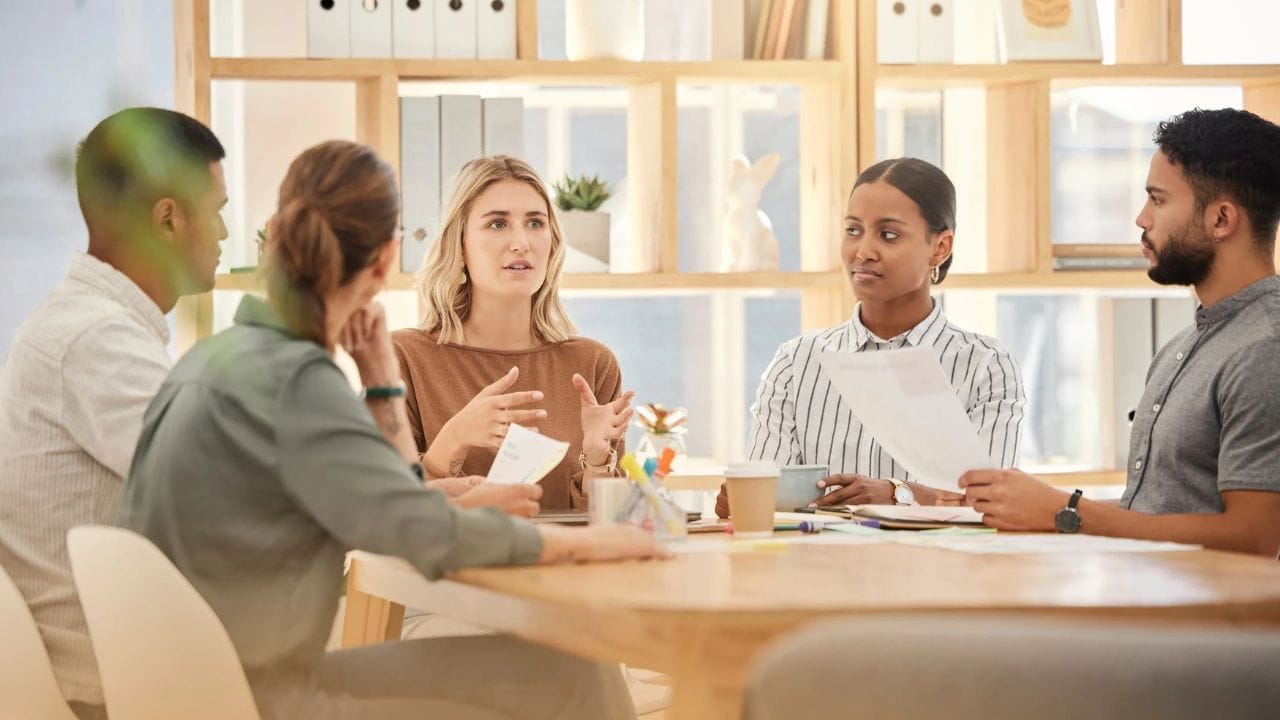 આ બધા ક્ષેત્રોમાં પગાર દર મહિને 2,000 થી 4,000 લ્યુ સુધીનો હોય છે, જે 40,000 થી 80,000 ભારતીય રૂપિયા અથવા તેનાથી પણ વધુ હોઈ શકે છે. વિશેષ નોકરીઓ માટે કમાણી વધુ વધી શકે છે.