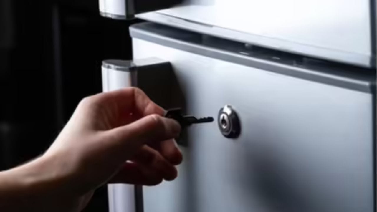 હકીકતમાં, રેફ્રિજરેટર લોક ખૂબ જ ઉપયોગી સુવિધા છે. તે ફક્ત સલામતી સાથે જ નહીં પરંતુ રેફ્રિજરેટરની ઠંડક સાથે પણ સંબંધિત છે. આજે, અમે આ વારંવાર અવગણવામાં આવતી આ લોકની સુવિધાને વિગતવાર સમજાવીશું, જેથી તમે તેનો ઉપયોગ ફક્ત તમારા રેફ્રિજરેટરની ઠંડક સુધારવા માટે જ નહીં પરંતુ જો જરૂર પડે તો ઠંડક લીક જેવી સમસ્યાઓને પણ ઠીક કરી શકો.