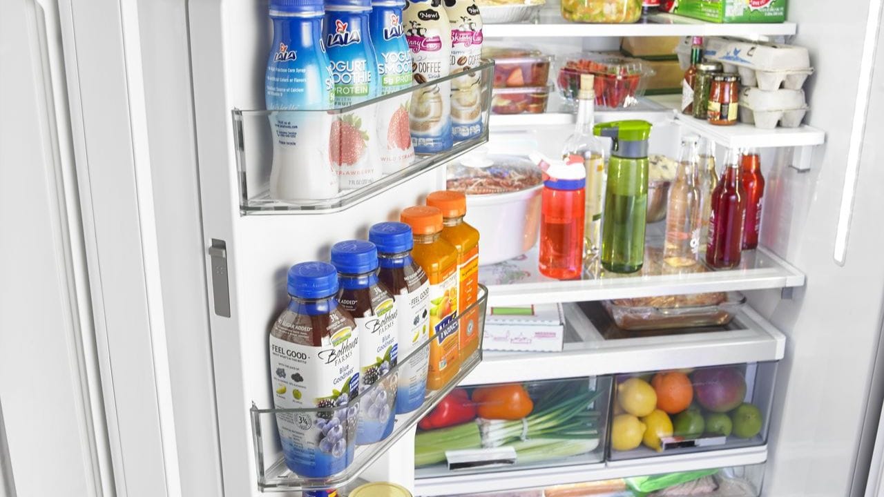 કાચું માંસ બેક્ટેરિયા માટે સૌથી વધુ સંવેદનશીલ હોય છે અને તેને રેફ્રિજરેટરના સૌથી ઠંડા ભાગની જરૂર હોય છે. માંસને દરવાજા વાળા ખાનામાં રાખવાથી તે ઝડપથી ગરમ થઈ શકે છે, જેનાથી ફૂડ પોઈઝનિંગનું જોખમ નોંધપાત્ર રીતે વધી જાય છે.