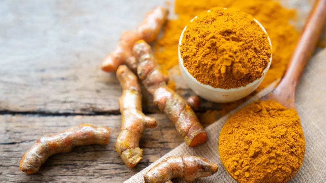 દેશમાં સૂકી હળદરનું ઉત્પાદન આશરે 90-92 લાખ બોરી હોવાનો અંદાજ છે. જૂના સ્ટોકને એડ કરીએ તો કુલ ઉપલબ્ધતા આશરે 105 લાખ લાખ સુધી પહોંચશે. જો કે, પુરવઠો વધવા છતાં ગુણવત્તા અંગે ચિંતાઓ યથાવત છે, જેના કારણે કિંમતો પર દબાણ ઓછું છે અને મજબૂતાઈ વધુ દેખાઈ રહી છે.